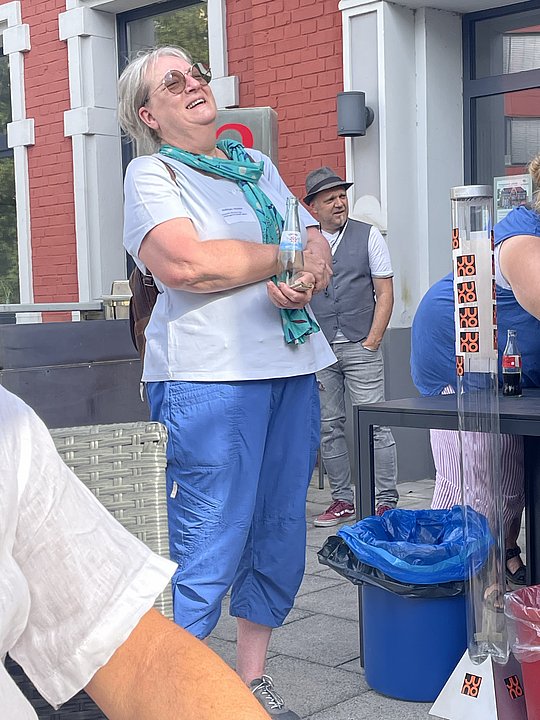 Gast stehend und lachend