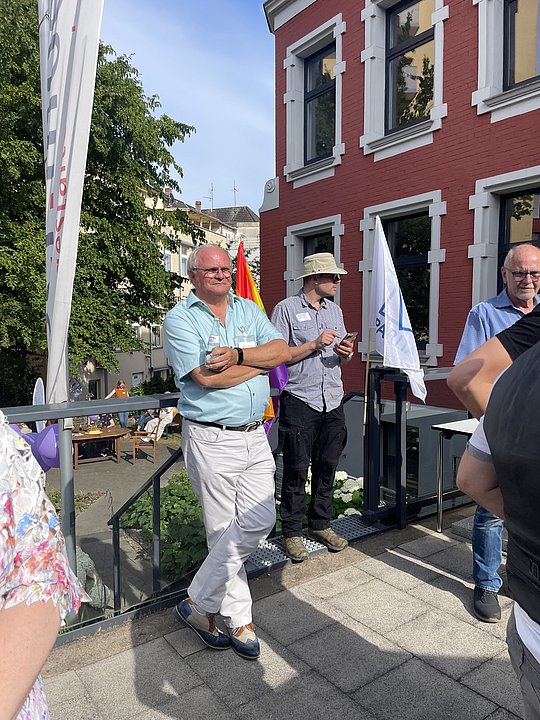 Gast steht in der Sonne