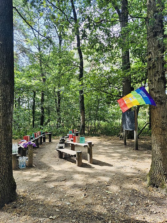 leere Waldschule mit paritätischer Regenbogenfahne