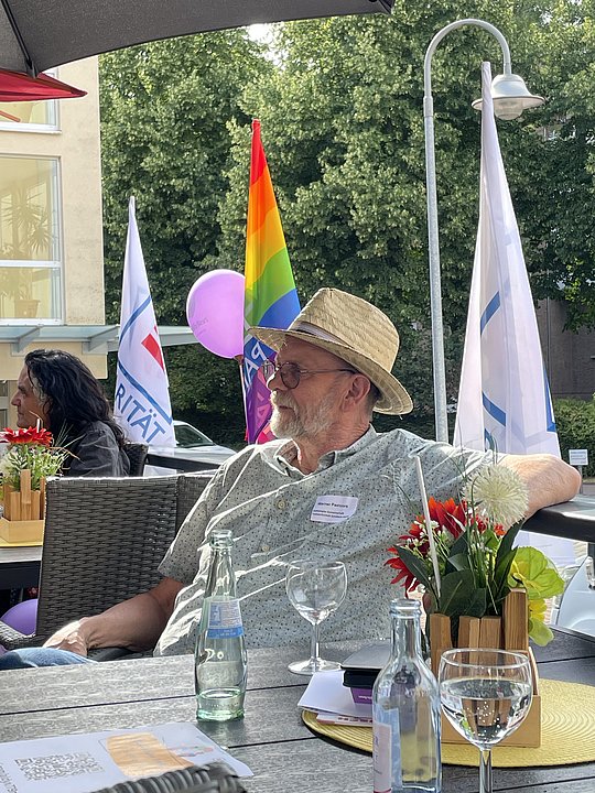 Gast mit Sonnenhut