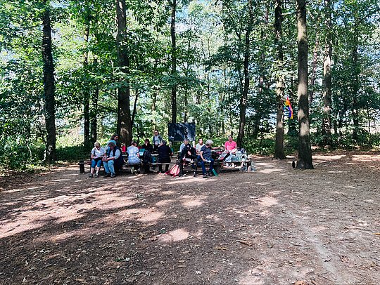 Teilnehmende von Weitem im Wald