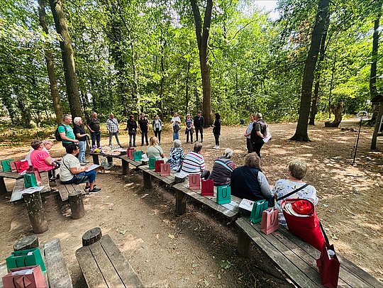 Menschen im Wald