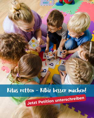 Kinder sitzen mit einer Erzieherin auf dem Boden und schauen sich Bildkarten an