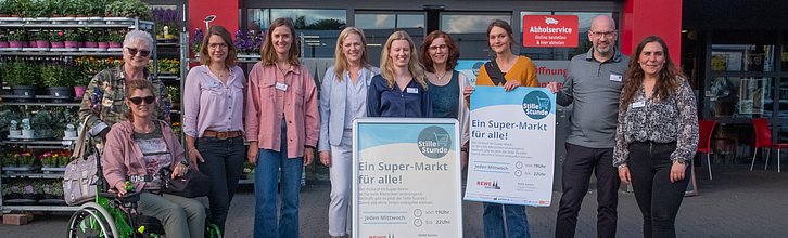 "Netzwerk Stille Stunde" bei der Eröffnung vorm Supermarkt